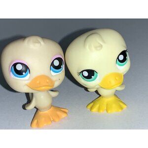 Littlest Pet Shop  LPS Duck Bird Figure Pair With Blue & Green Eyes Red Magnets